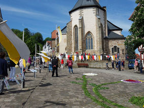 Erteilung des eucharistischen Wettersegens vor der Stadtpfarrkirche St. Crescentius